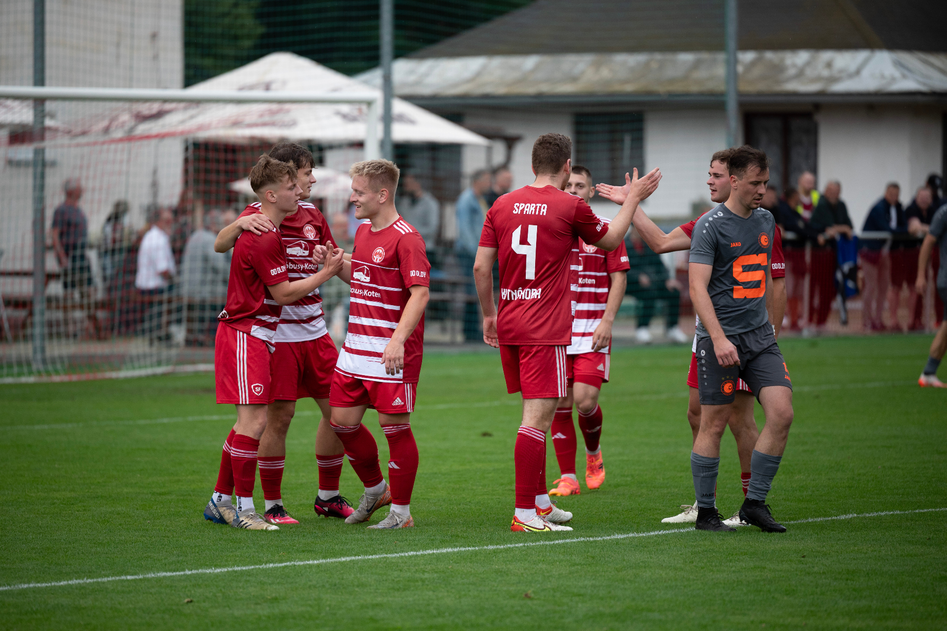 Fotbalisté v červených dresech po vstřelené brance