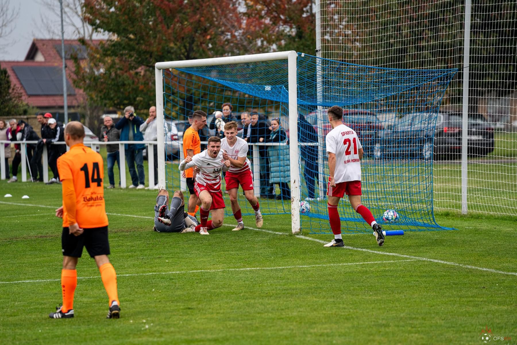 Fotbalisté slaví společně gól