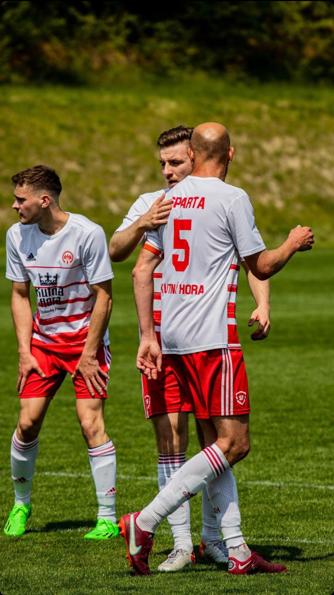 Fotbalisté v bílých dresech na hřišti